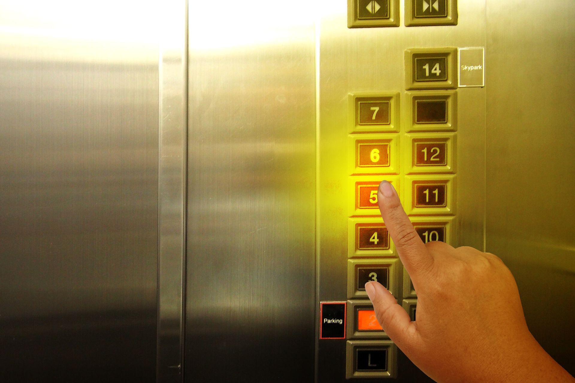 Pressing the button in the elevator, Press elevator